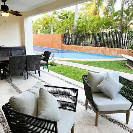 Relax, With Our Beautiful Gardens, Large Pool And Just Steps From The Beach And Lagoon